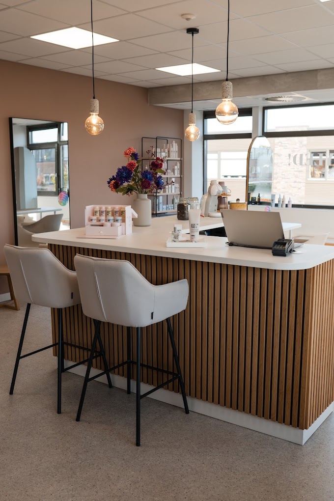 Het interieur van Salon Gestyled — een warme en stijlvolle kapsalon