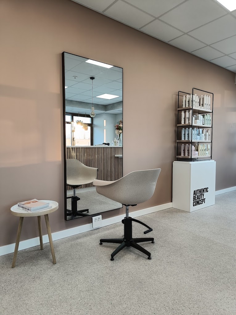 Knipstoel en spiegel bij Salon Gestyled
